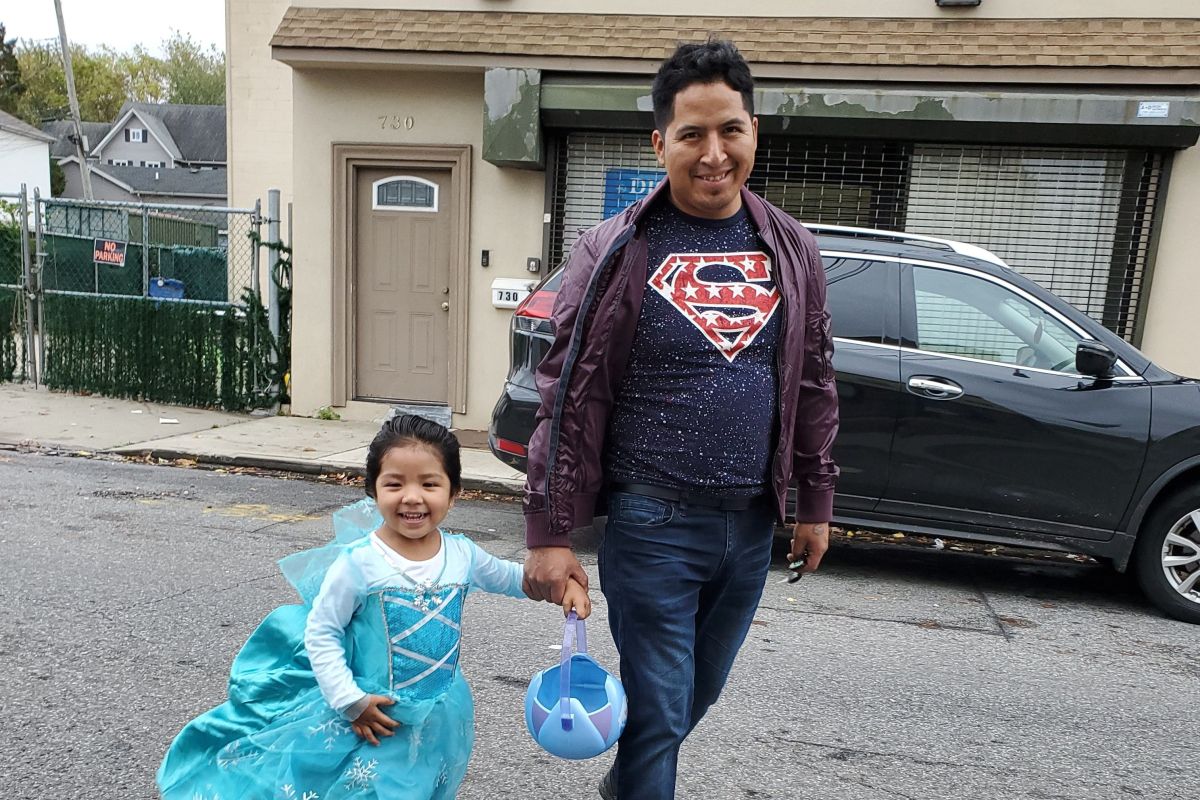 daughter-of-a-latino-immigrant-from-nyc-asks-'la-migra'-to-release-her-“papi”-and-not-deport-him