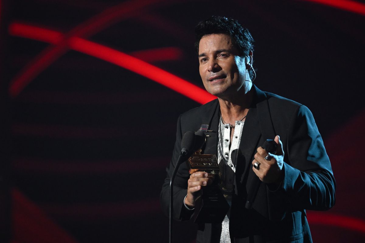 chayanne-demonstrates-the-rhythm-that-is-in-his-blood-and-his-fans-want-to-become-a-'hula-hoop'