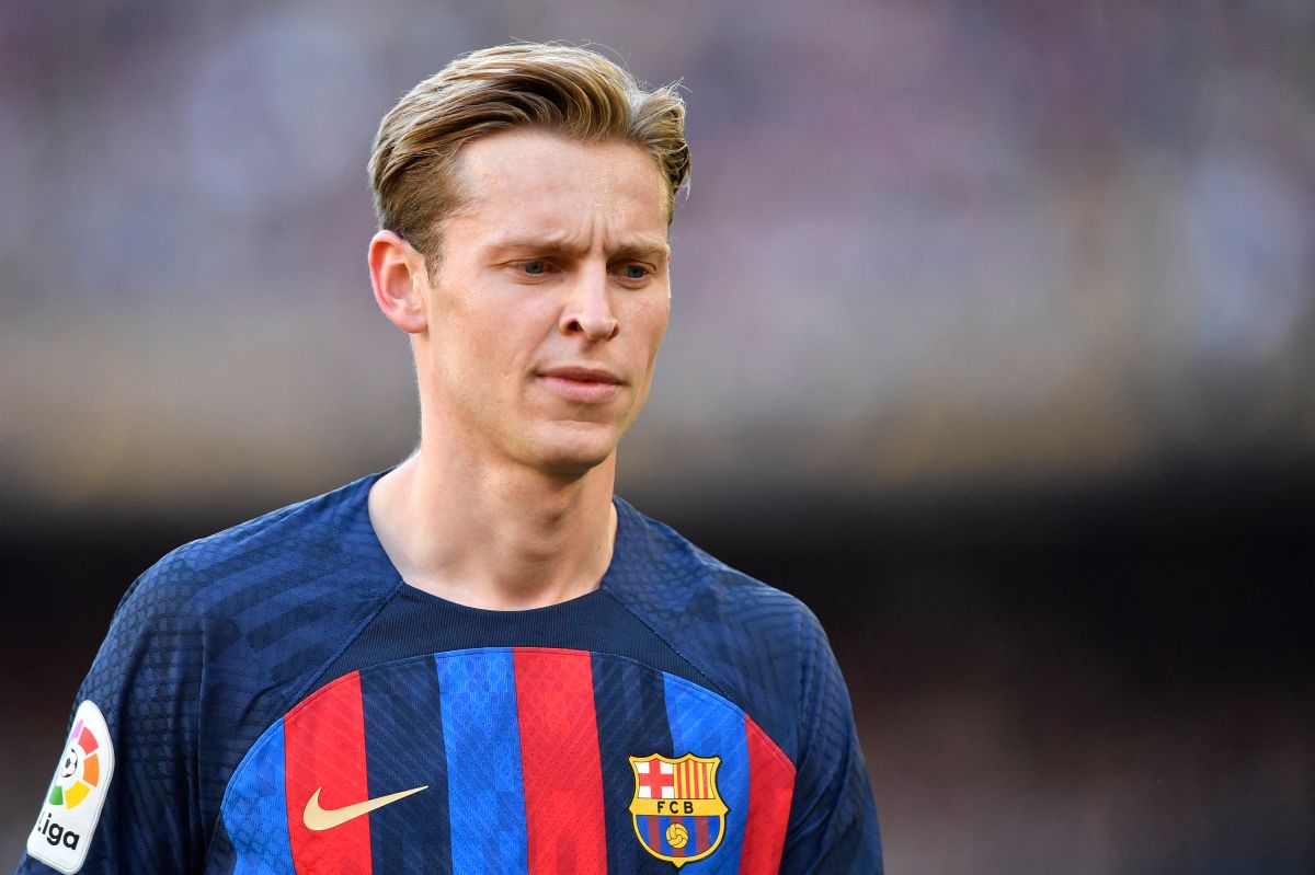 he-almost-ended-up-with-a-serious-injury:-frenkie-de-jong-slipped-on-the-door-of-an-fc-barcelona-bus-[video]