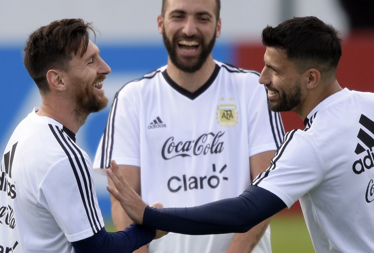 kun-aguero-wants-to-give-messi-a-gift:-the-barcelona-shirt-from-ecuador