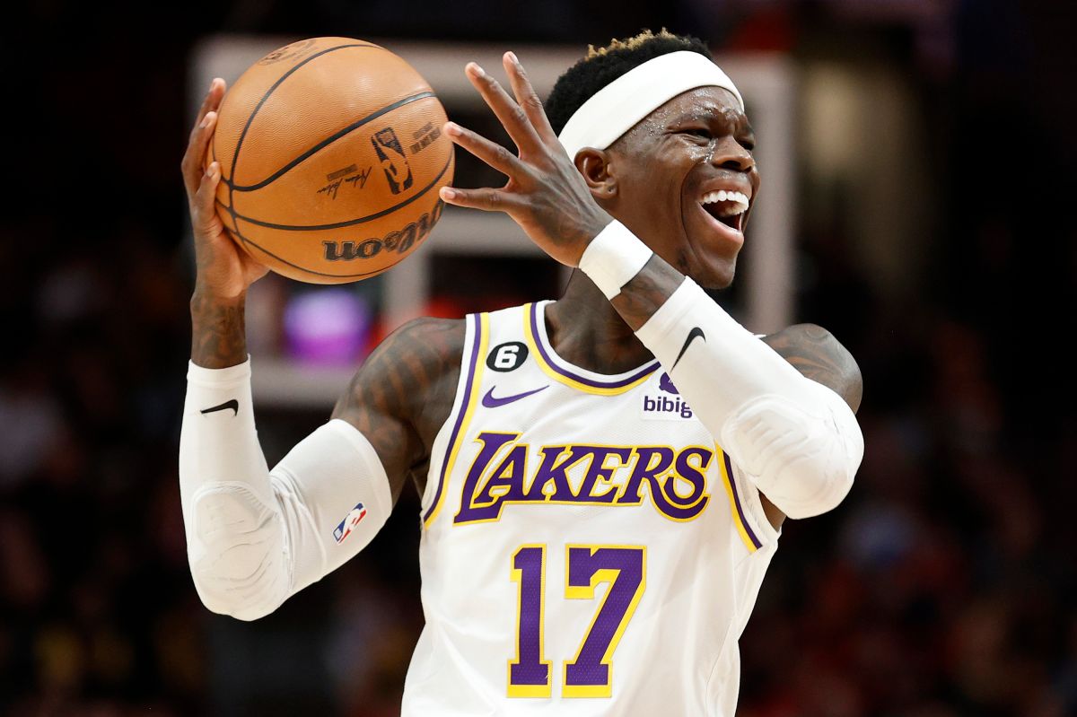 nearly-30-policemen-stopped-the-van-of-a-lakers-star-by-mistake!