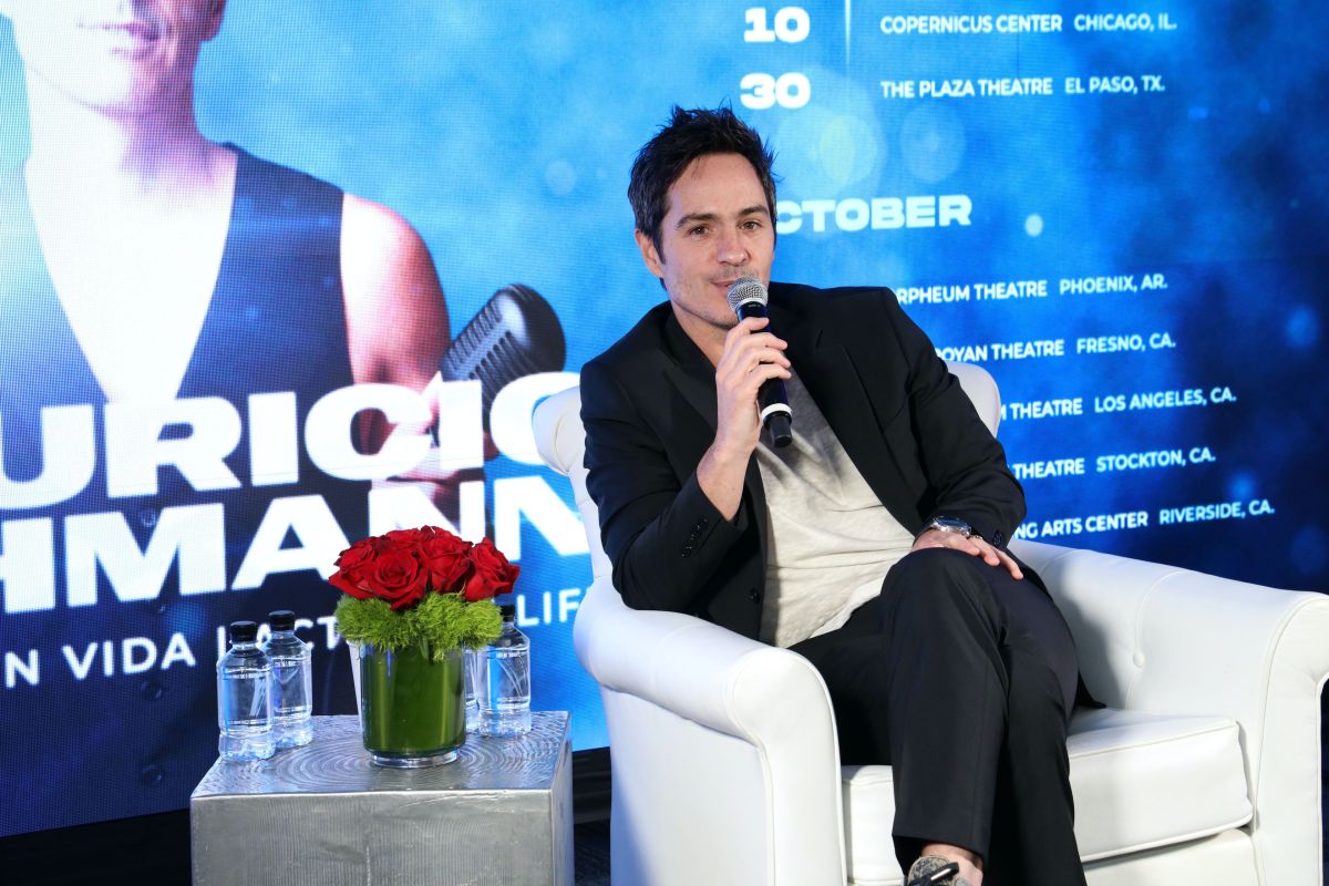 mauricio-ochmann-makes-his-debut-as-a-singer-and-they-tell-him:-“i-prefer-you-as-an-actor”