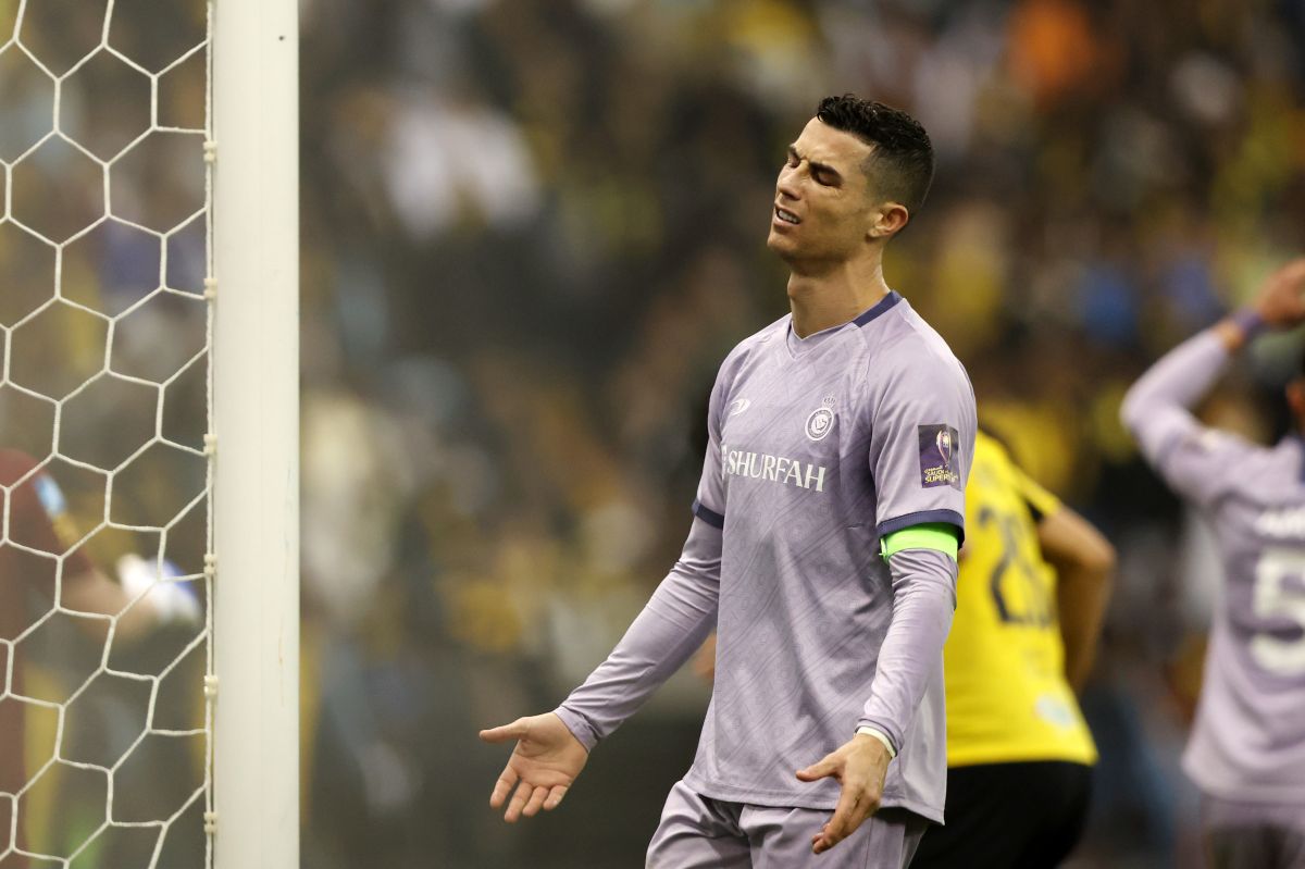 hate-it-already?-al-nassr-fan-stomped-on-cristiano-ronaldo's-shirt-and-used-it-to-clean-his-shoes-[video]