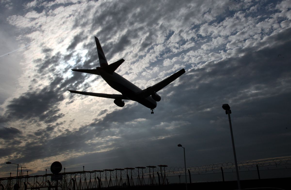 plane-makes-an-emergency-landing-on-the-entrance-road-to-an-island-in-miami