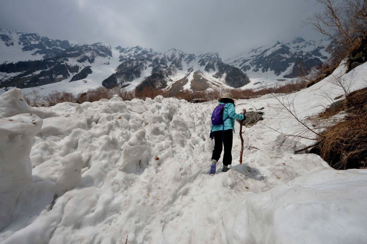 search-in-japan-for-two-skiers-missing-after-avalanche