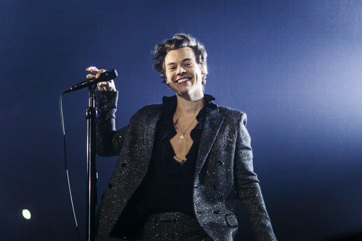 harry-styles-suffers-a-wardrobe-accident-during-a-concert-attended-by-jennifer-aniston