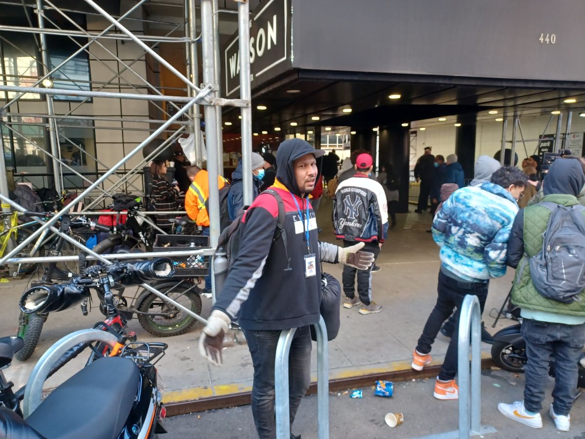 immigrants-protest-their-transfer-from-downtown-manhattan-hotel-to-a-shelter-in-brooklyn