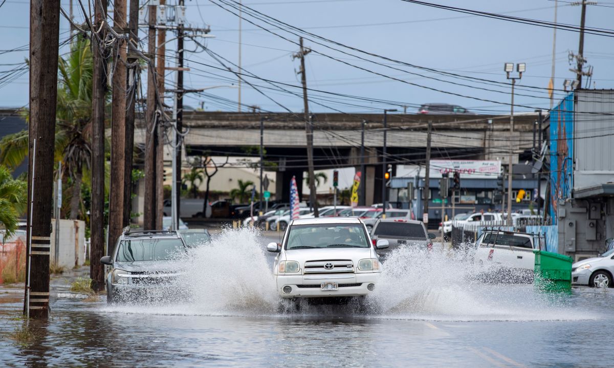 hawaii-firefighter-sucked-into-storm-drain-and-swept-2,400-feet-into-the-ocean