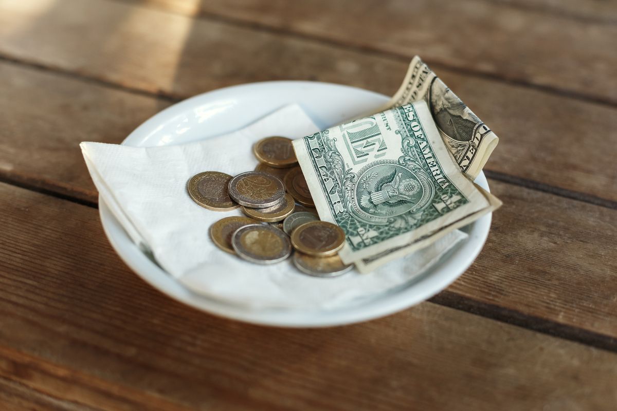 waitress-reveals-the-3-mistakes-customers-make-when-leaving-a-tip