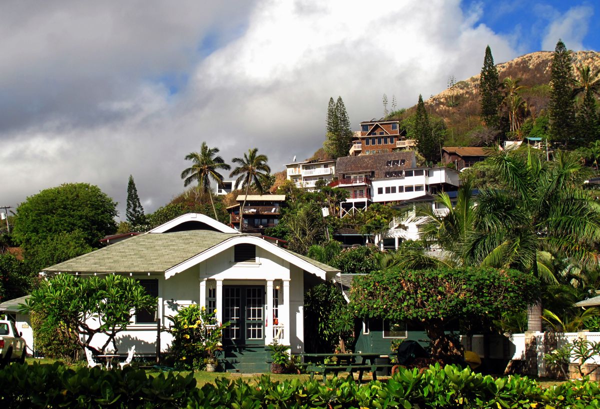 video:-huge-rock-crashes-into-a-house-in-hawaii-and-almost-crushes-a-woman