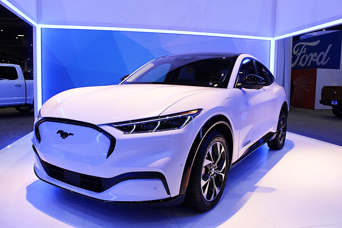 ford-follows-tesla-and-drops-the-electric-mustang-up-to-$6,000