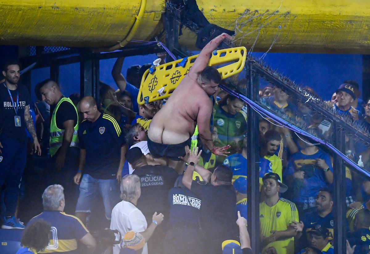 shocking-video:-boca-fan-fell-from-a-la-bombonera-grandstand-and-was-trapped-in-a-barbed-wire-fence