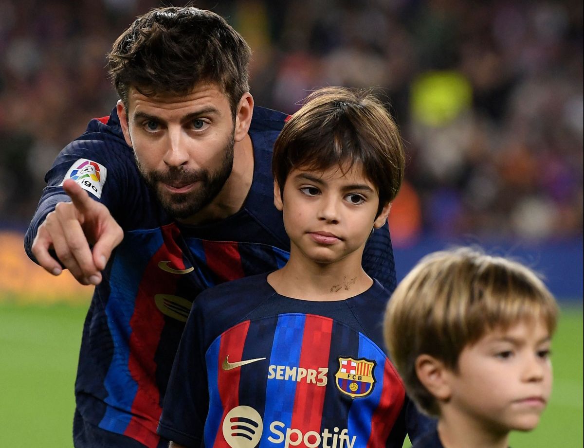 they-capture-sasha,-son-of-shakira-and-pique,-wiping-off-a-kiss-that-the-soccer-player-gave-him