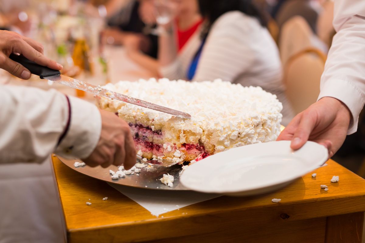 restaurant-charges-customers-$25-to-cut-a-birthday-cake-they-brought-themselves