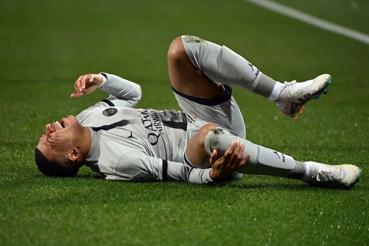 the-alarms-go-off-at-psg-after-kylian-mbappe's-injury