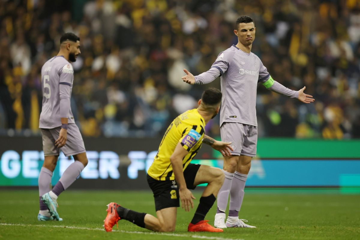 cristiano-ronaldo-lifted-an-opponent-who-was-feigning-pain-after-a-move-[video]