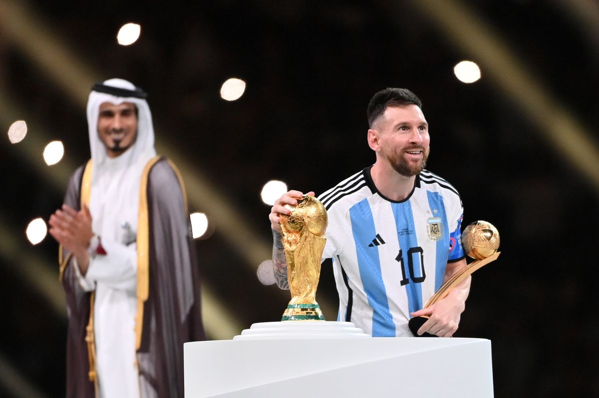 messi-had-the-argentina-shirt-with-the-three-stars-in-his-hands-for-the-first-time-and-this-was-his-reaction-(video)