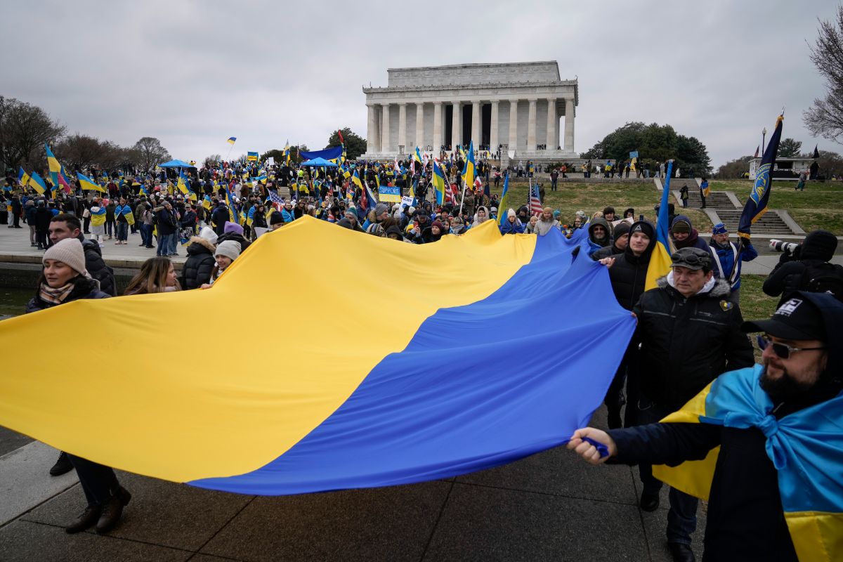 hundreds-of-people-demonstrated-in-washington-dc-in-support-of-ukraine-and-against-vladimir-putin