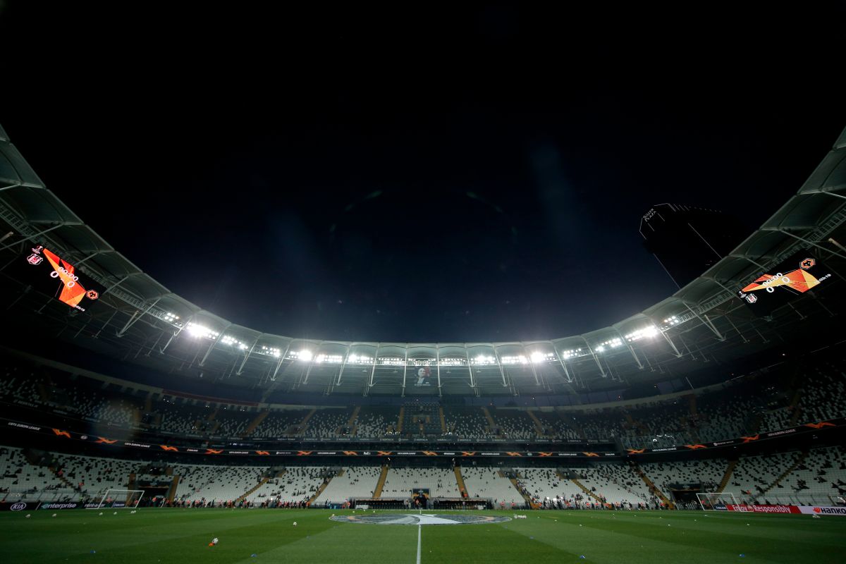 emotional-video:-thousands-of-dolls-rained-down-at-a-turkish-league-match-for-children-affected-by-earthquakes