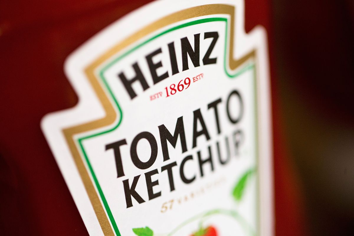 heinz-is-looking-for-a-man-who-survived-a-shipwreck-thanks-to-a-bottle-of-ketchup,-to-give-him-a-boat