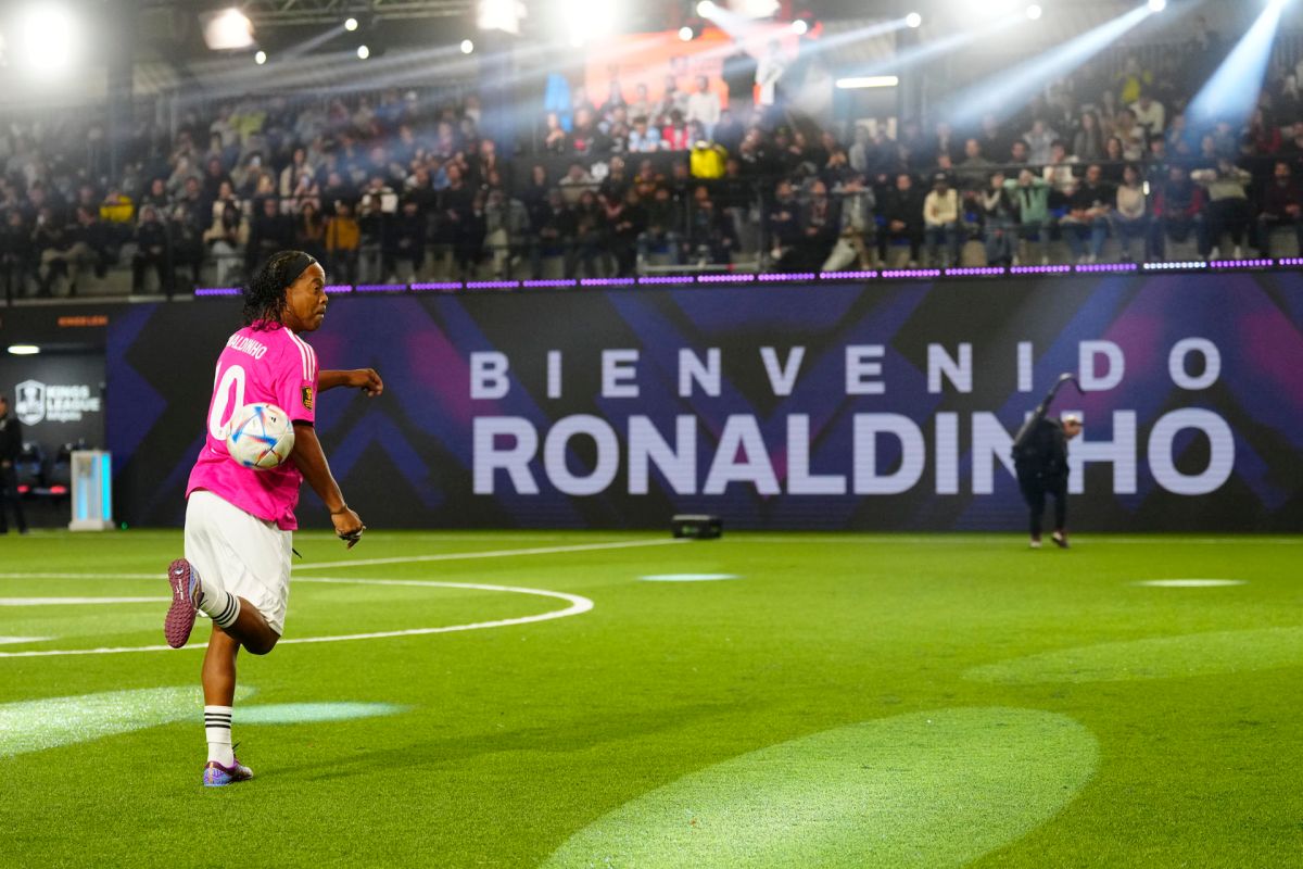 football-smiles:-ronaldinho-returned-to-the-pitch-during-a-kings-league-match-[video]