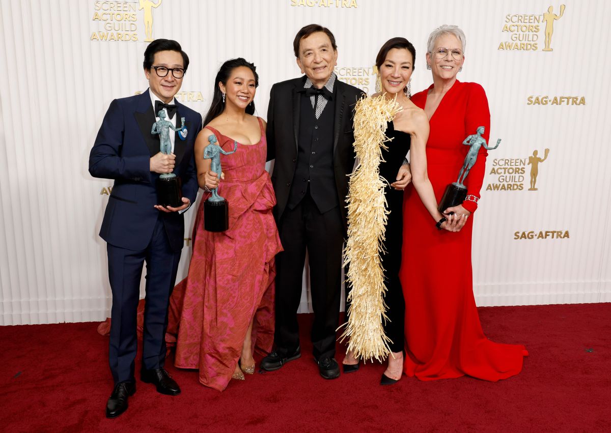 'everything-everywhere-all-at-once'-triumphs-at-the-2023-sag-awards