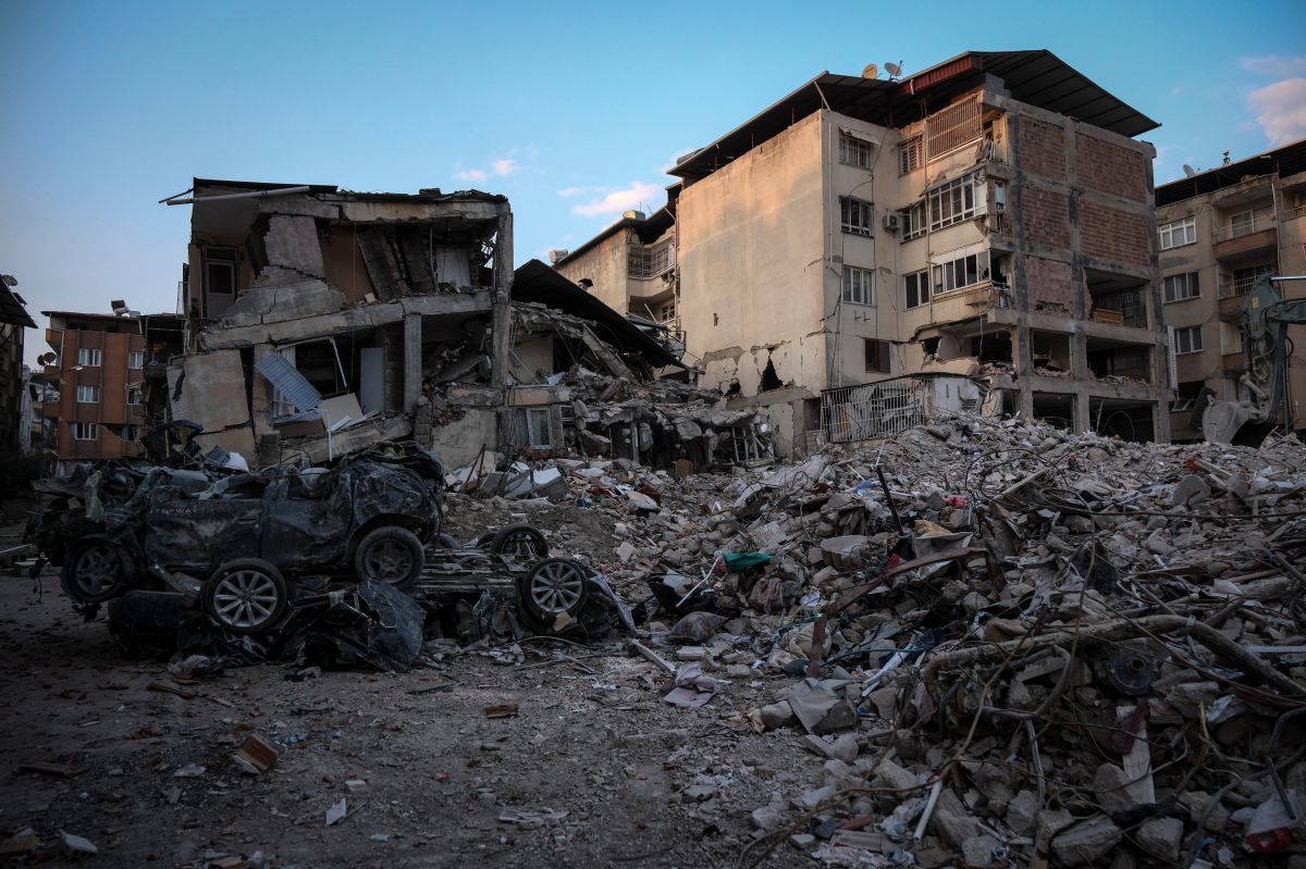 one-dead,-69-injured-and-29-buildings-collapsed-after-a-new-aftershock-of-56-in-turkey.