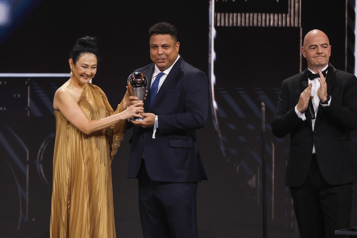 posthumous-tribute:-pele-received-fifa's-the-best-award-and-it-was-presented-by-ronaldo-nazario