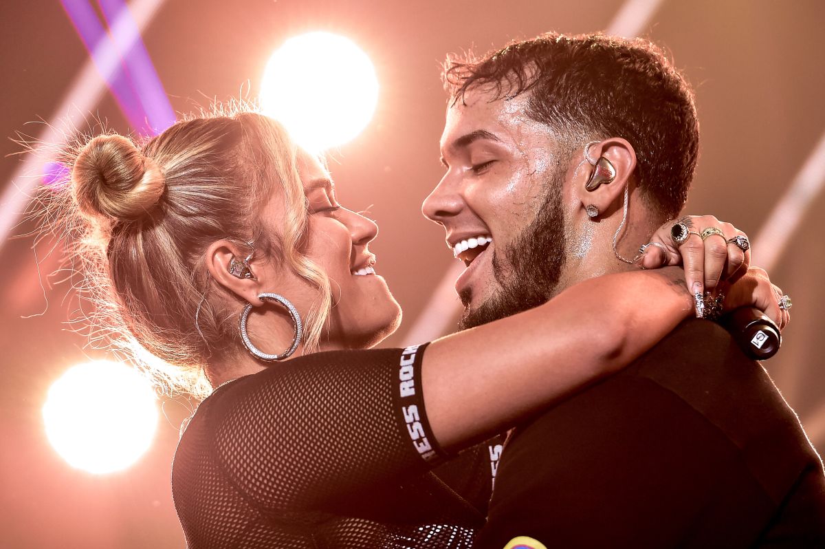 anuel-aa-opens-a-controversial-debate:-he-asks-why-he-is-unforgettable-and-the-audience-laughs,-mentioning-karol-g