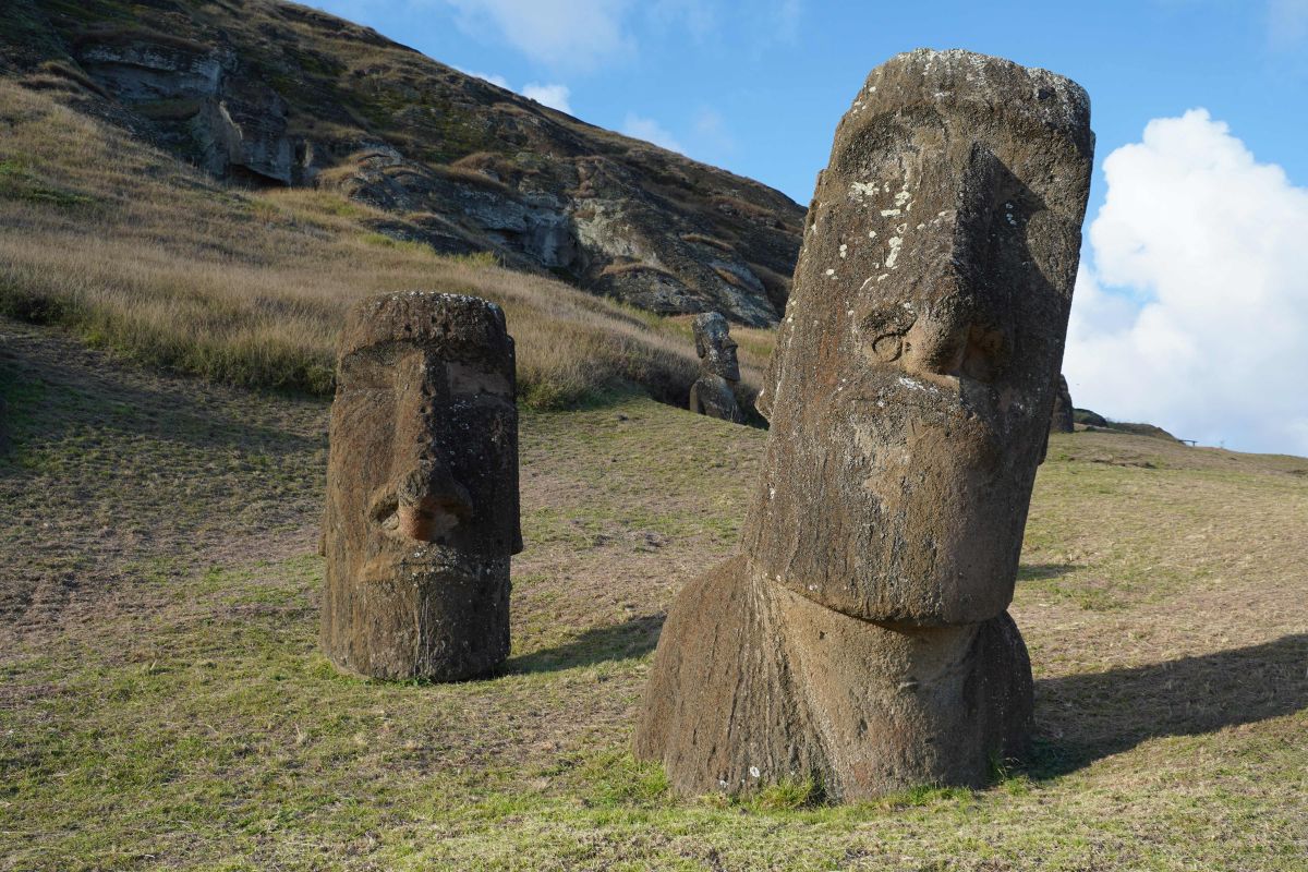they-discover-a-new-and-mysterious-moai-statue-in-a-dry-lake-on-easter-island