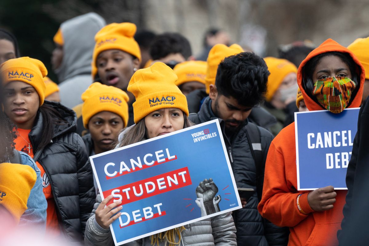 hundreds-of-students-demand-that-the-supreme-court-forgive-student-debt