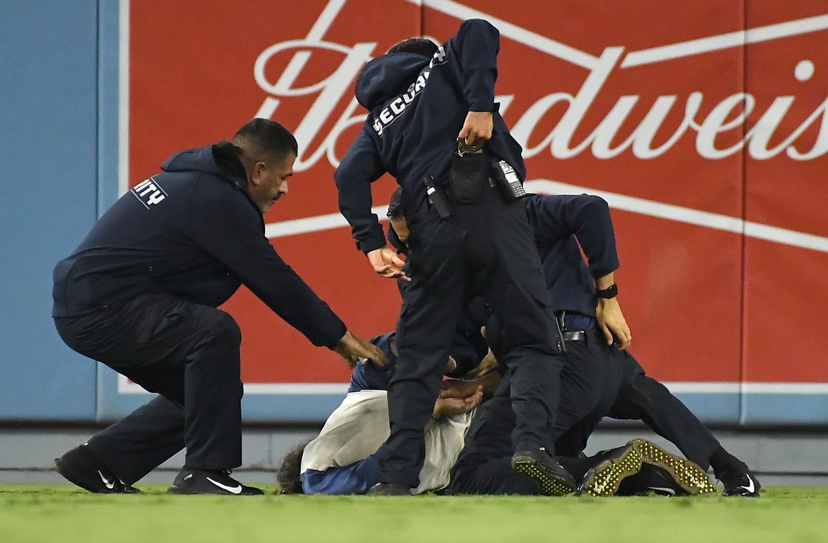 dodgers-fan-jumped-onto-the-field-to-propose-and-was-knocked-down