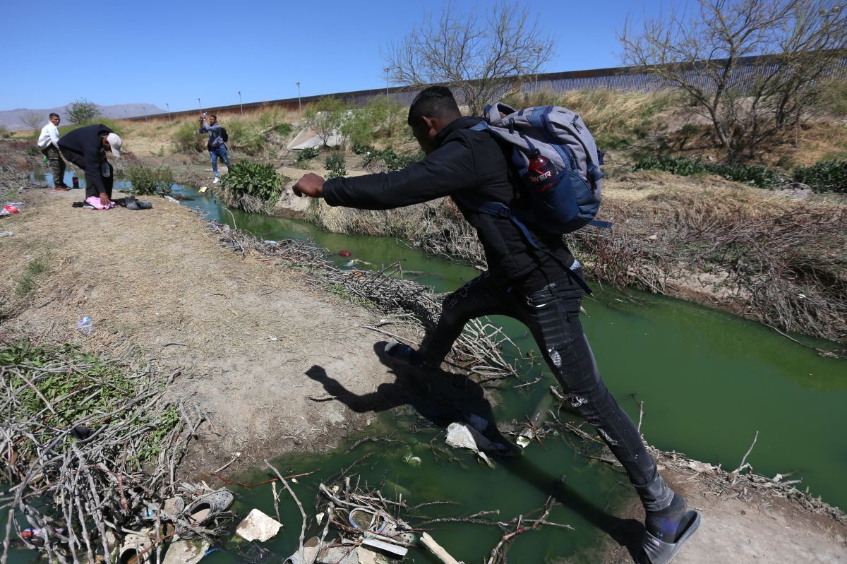 hundreds-of-migrants-escape-from-a-migration-center-in-southeastern-mexico-after-being-held-for-20-days