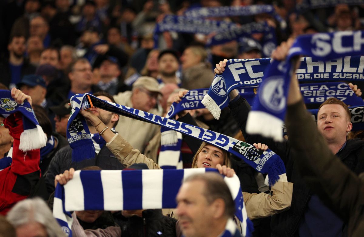 unfortunate:-a-fan-dies-in-the-middle-of-the-bundesliga-game-between-schalke-04-and-bayer-leverkusen