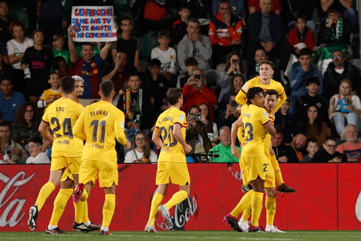 fc-barcelona-thrashes-elche-4-0-and-gets-closer-to-the-spanish-la-liga-title-[video]