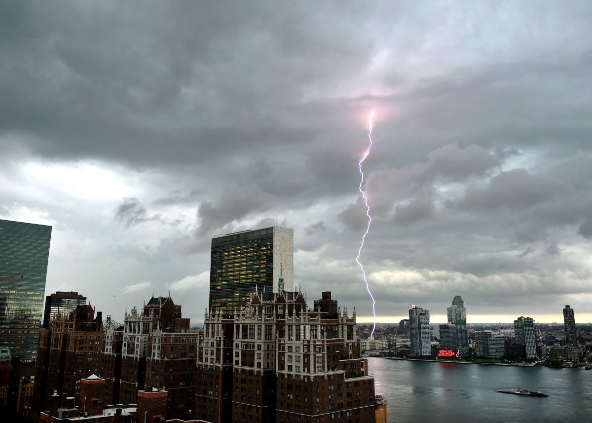 new-york-city-faces-threat-of-40-60-mph-winds-with-thunderstorms-and-possible-tornadoes