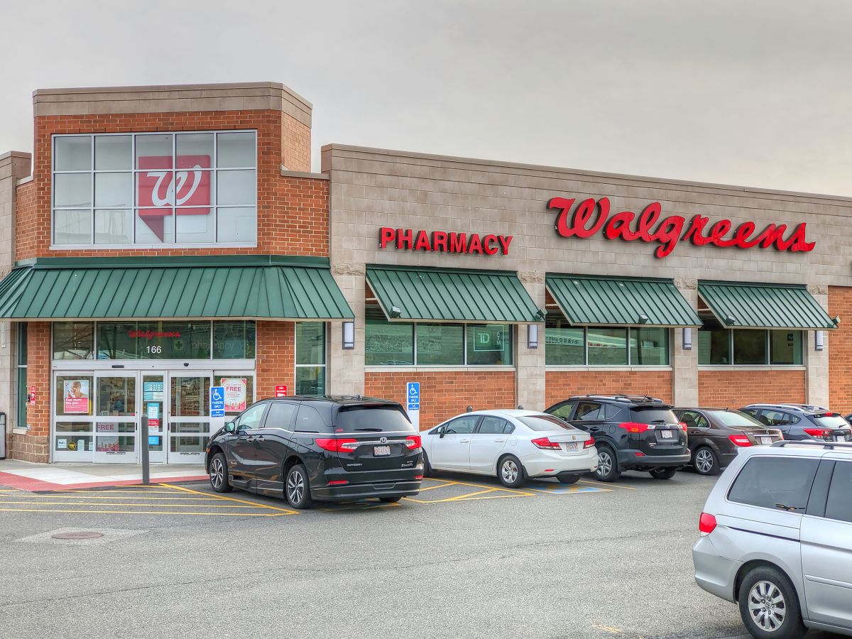 walgreens-customer-discovers-device-to-steal-bank-card-data-at-store-atm