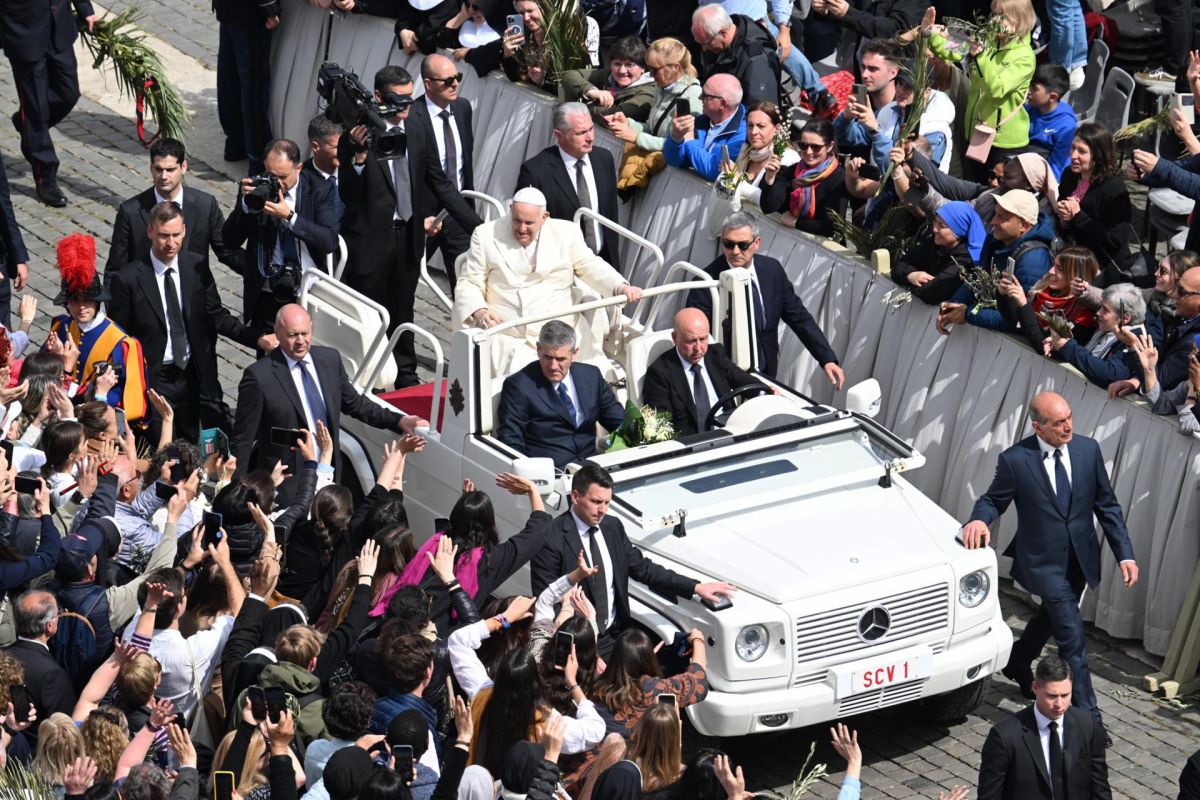 pope-francis-was-present-at-the-palm-sunday-mass-after-several-days-hospitalized