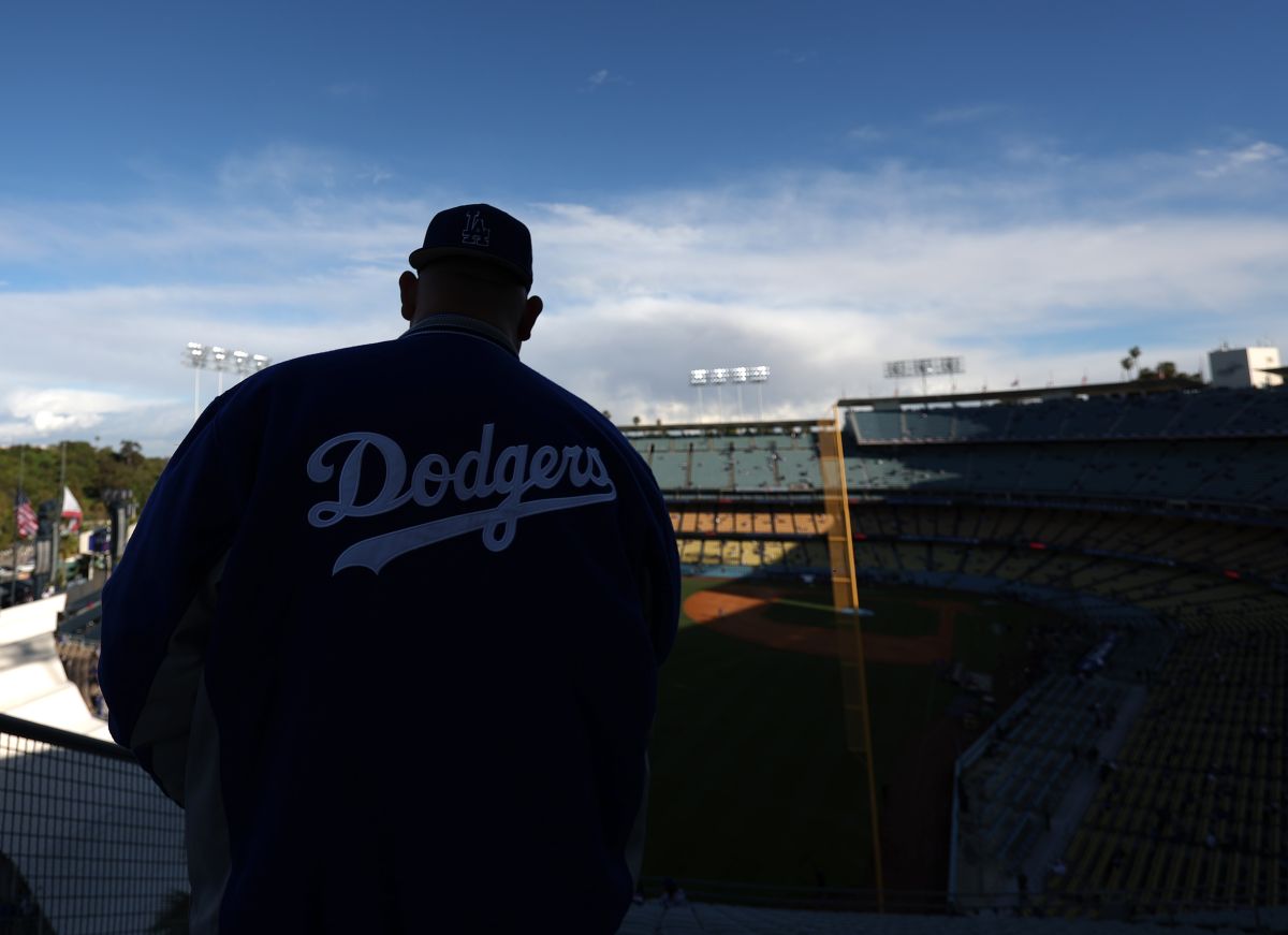 fan-who-jumped-from-the-stands-to-propose-to-his-girlfriend-at-dodger-stadium-will-be-banned-for-a-year