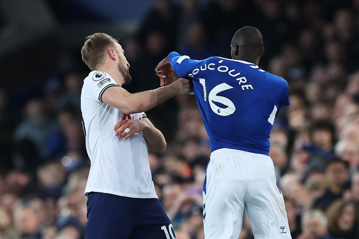 as-a-boxer:-harry-kane-was-savagely-punched-in-the-face-by-abdoulaye-doucoure-during-everton-vs.-tottenham-[video]