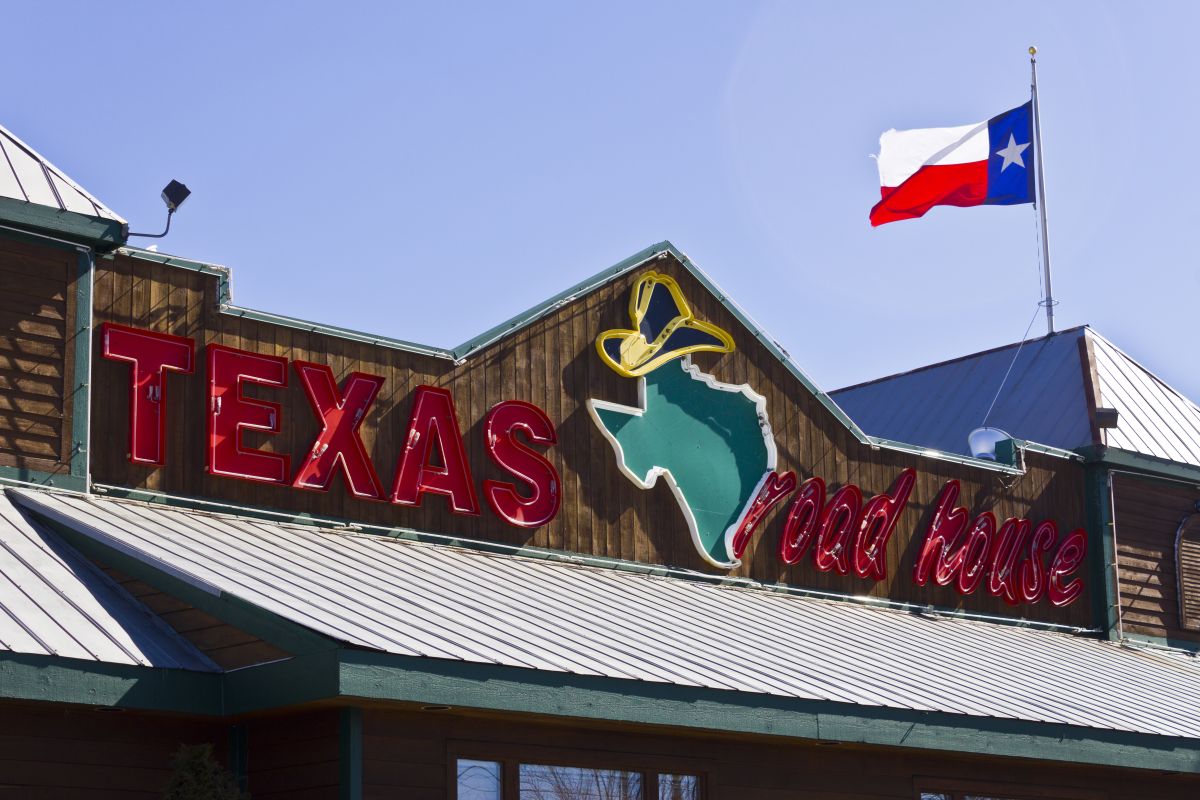 texas-roadhouse-restaurant-waitress-reveals-how-much-she-makes-working-less-than-40-hours-a-week