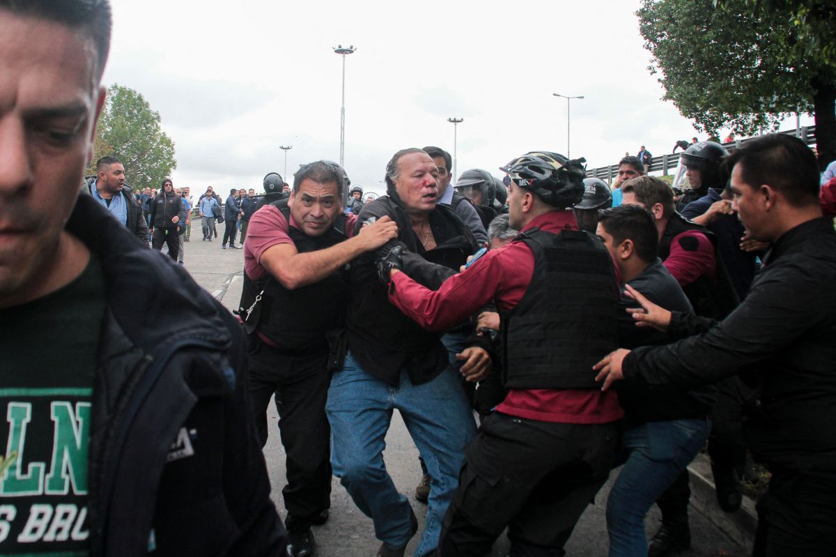 video:-bus-drivers-attack-the-minister-with-blows-and-stones-during-a-protest-in-argentina