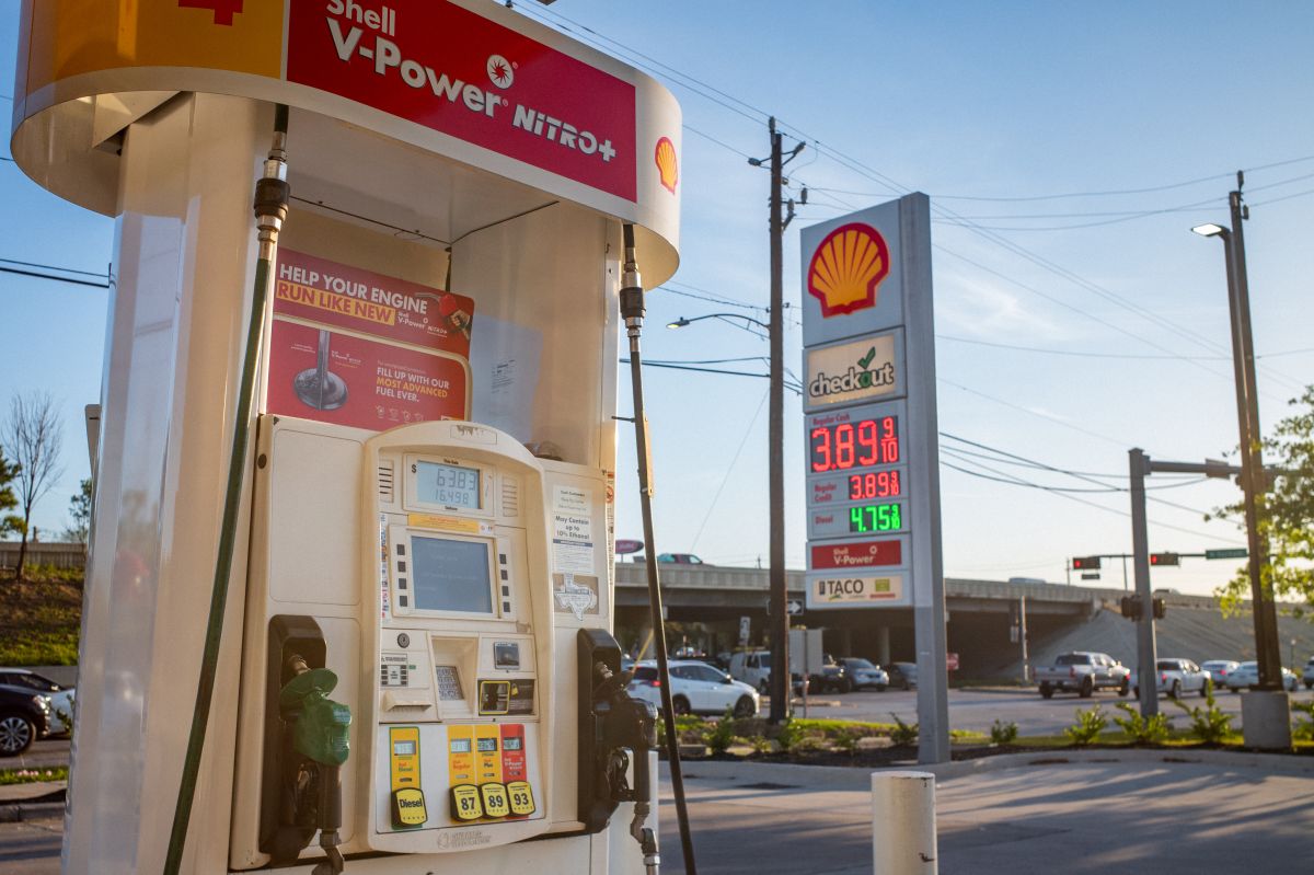 search-for-mother-who-left-baby-dead-in-shell-gas-station-toilet-in-houston,-texas