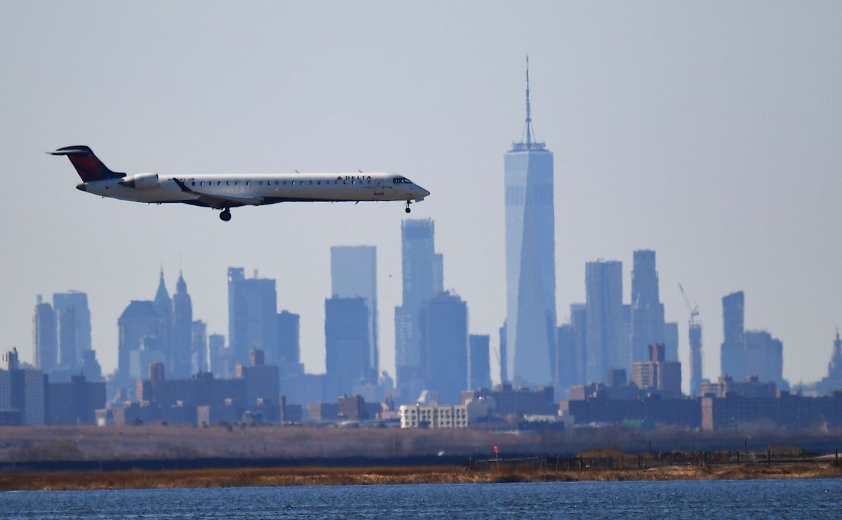 delta-air-lines,-united-airlines,-jetblue-airways-and-american-airlines-will-reduce-flights-to-and-from-ny-in-summer-due-to-a-shortage-of-air-traffic-controllers