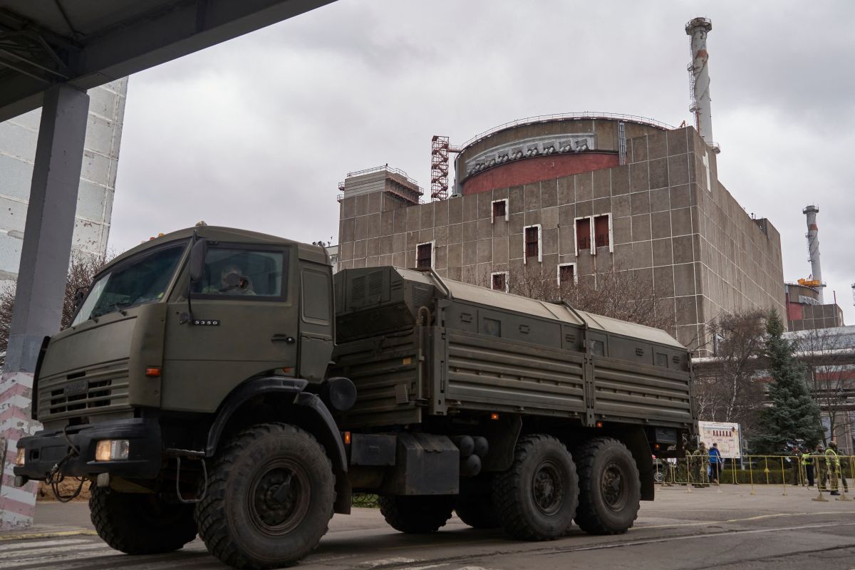 russia-sets-up-fighting-positions-on-top-of-zaporizhzhia-nuclear-power-plant-reactor-buildings