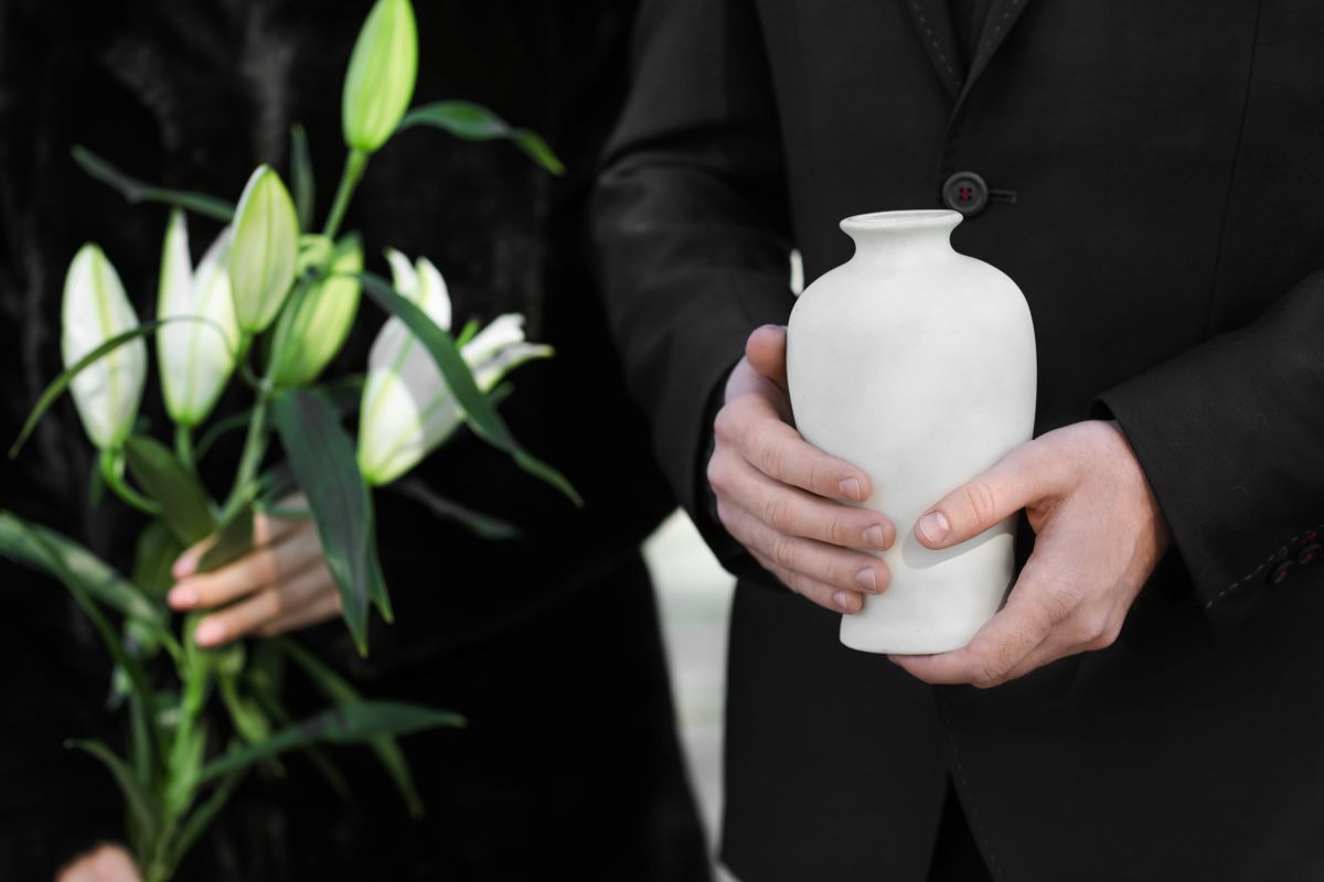 the-moving-dance-of-an-old-man-with-his-wife's-ashes