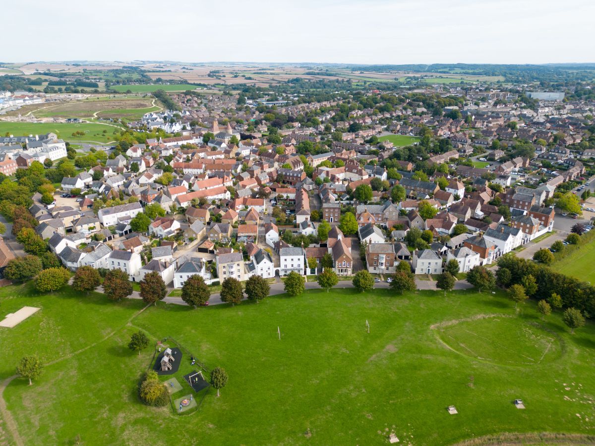 this-is-poundbury,-the-“utopian”-city-that-carlos-iii-designed-(and-what-does-it-say-about-his-personality)