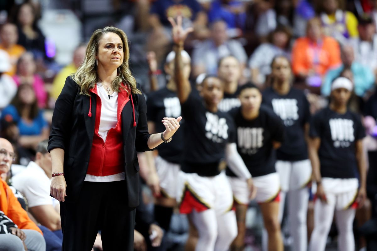 coach-becky-hammon-could-make-nba-history:-toronto-raptors-include-her-among-the-bench-candidates