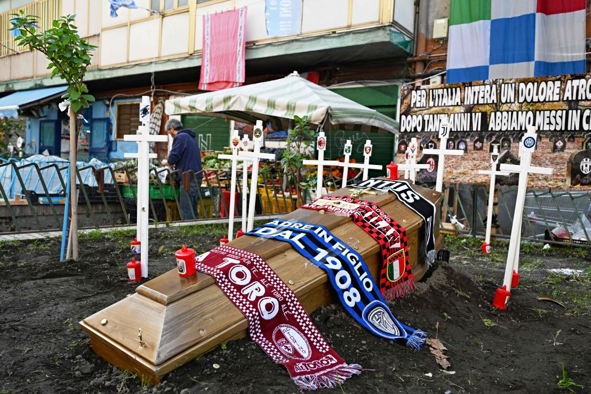 napoli-fans-made-a-cemetery-with-coffin-included-dedicated-to-rival-serie-a-teams