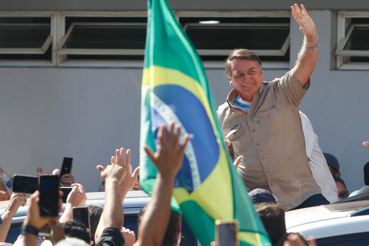 jair-bolsonaro-is-received-by-a-crowd-in-his-first-public-act-after-returning-to-brazil
